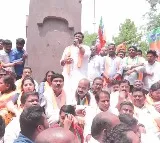 bandi sanjay protest at gunpark over tspsc paper leakage