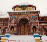 Badrinath Dham receives fresh snowfall
