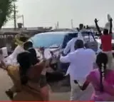 Farmers try to obsctuct cm jagan in anantahapur district