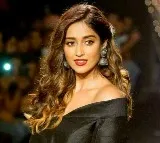 Mommy to be Ileana DCruz flaunts baby bump for the 1st time after announcing pregnancy
