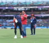 Kohli touches his childhood coach feet
