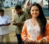 Politicians and Celebrities Cast their vote in Karnataka elections