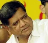 Jagadish Shettar trails by 1,900 votes