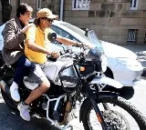 Big B takes bike ride with stranger to reach set on time