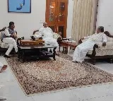 Siddaramaiah, Shivakumar travel together to Kharge's residence