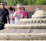 Sonia, Kharge pay tributes to Rajiv Gandhi on his death anniversary