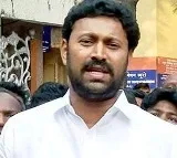 Kadapa MP Avinash Reddy reaches Hyderabad with mother