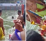 eo venu swims in nizamabad neelakantheswara temple pushkarani