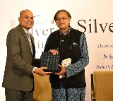 కమల్ షా కొత్త పుస్తకం "సిల్వర్ లైనింగ్" ను ఆవిష్కరించిన డాక్టర్ శశి థరూర్