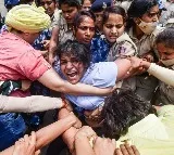 'PM was busy posing for photos when we were getting thrashed on road': Sakshi Malik