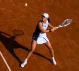 Iga Swiatek rams into fourth round in French Open