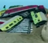Sand sculptor Sudarshan replicates fatal train accident in Puri beach
