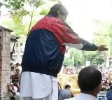 Big B reveals why he greets fans bare feet: 'My well wishers are my temple'