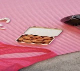 బాదంపప్పులతో అంతర్జాతీయ యోగా దినోత్సవాన్ని జరుపుకోండి: మీ ఆరోగ్యం  మెరుగుపరచుకోండి మరియు మీ శరీరాన్ని పోషించుకోండి