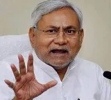 Bikers breaks Nitish Kumar security
