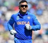 What happened behind to give captaincy to Dhoni