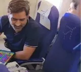 MS Dhonis pic playing candy crush goes viral and 3 mn users immediately download game