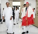 Akhilesh Yadav meets KCR in Hyderabad