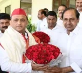 Akhilesh Yadav meets CM KCR in Pragathi Bhavan