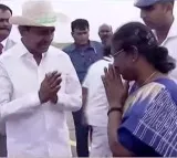 Telangana Governer tamilsai and CM Kcr welcomed president murmu at Hakimpet Airport