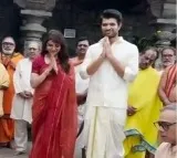 Samantha and Vijay Deverakonda seen shooting at temple for Kushi