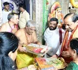 డిప్యూటీ స్పీకర్ పద్మారావు గౌడ్ నివాసంలో ముత్యాలమ్మ ఆలయంలో సీఎం కేసీఆర్ దంపతులు ప్రత్యేక పూజలు చేశారు.