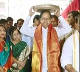 బోనాల పండుగ సందర్భంగా సికింద్రాబాద్ మహంకాళి ఆలయంలో సీఎం కేసీఆర్ దంపతులు ప్రత్యేక పూజలు చేశారు.