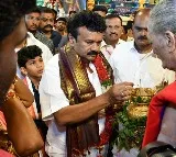 Ujjaini Mahakali Bonalu started minister talasani offer first Bonam