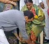 Mangalagiri MLA washes volunteer legs