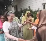 Sonia Gandhi interaction with women farmers wins hearts