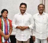 New MLCs Kumbha Ravi and Padmasri met CM Jagan