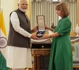 Modi meets Greek President, speaks about Chandrayaan's success