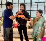Chiranjeevi appreciates Allu Arjun in person
