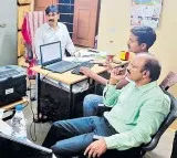 Electricity Asst Engineer Ran away after seeing ACB Officers in Andrapradesh