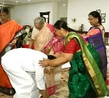 సీఎం కేసీఆర్ తన సోదరీమణులతో కలిసి రాఖీలు కట్టి రక్షా బంధన్‌ను జరుపుకున్నారు