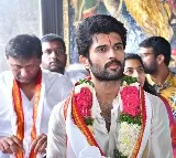Vijay devarakonda visits yadadri after Khushi hit talk