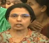 Chandrababu Naidu's wife prays at Vijayawada temple for TDP chief's well-being