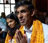 Britain PM Rishi sunak wife akshata murthy visits Akshardham temple