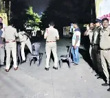 Police reaching former minister bandaru satyanarayana murthy house at midnight leads to tensions