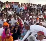 Congress MLA touches Vasundhara Rajes feet