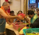 Ram Charan struggles to come out of Mumbai Siddhi Vinayaka temple as fans mobbed him