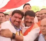 Congress MLA Sanjay Shukla touched the feet of BJP leader Kailash Vijayvargiya