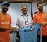 Team India presents signed jersey to Delhi stadium dressing room attendant