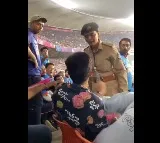 Brawl between woman cop and audience during India and Pakistan match