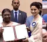 Alia Bhatt wears wedding saree for 69th National Film Awards; hubby
 Ranbir films her as she accepts honour
