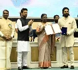 Allu Arjun gives his national award credit to director Sukumar