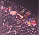 50 people stuck as giant wheel stops rotating at Delhis Navratri Mela