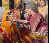 Sonia Gandhi participates in Dussehra celebrations at Red Fort