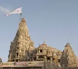 Mukesh Ambani, son seek blessings at Gujarat's Dwarkadhish temple