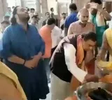 Mukesh Ambani offers prayers in Dwaraka